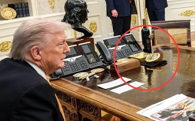 Phần khoanh tròn được cho là thỏi vàng và đồng hồ mà giới lãnh đạo doanh nghiệp Thụy Sĩ tặng ông Trump. Ảnh: Watches of Espionage