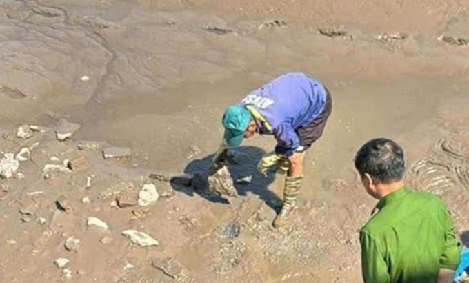 Cơ quan chức năng khám nghiệm hài cốt được tìm thấy. Ảnh: Xuân Hoa