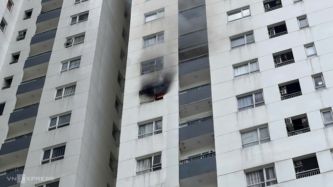 Căn hộ tại tầng 12 chung cư Dreamhome Plaza cháy chiều 15/11. Ảnh: Minh Hoàng