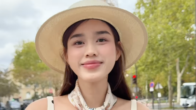 Đỗ Thị Hà dạo chơi ở Paris