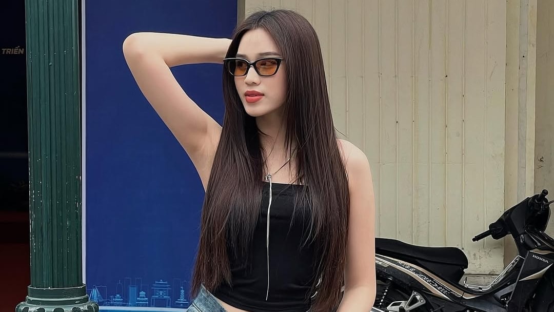 Đỗ Thị Hà khoe street style trên phố Hà Nội