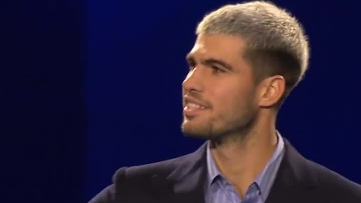 Alcaraz nhận cup số 1 thế giới năm 2025