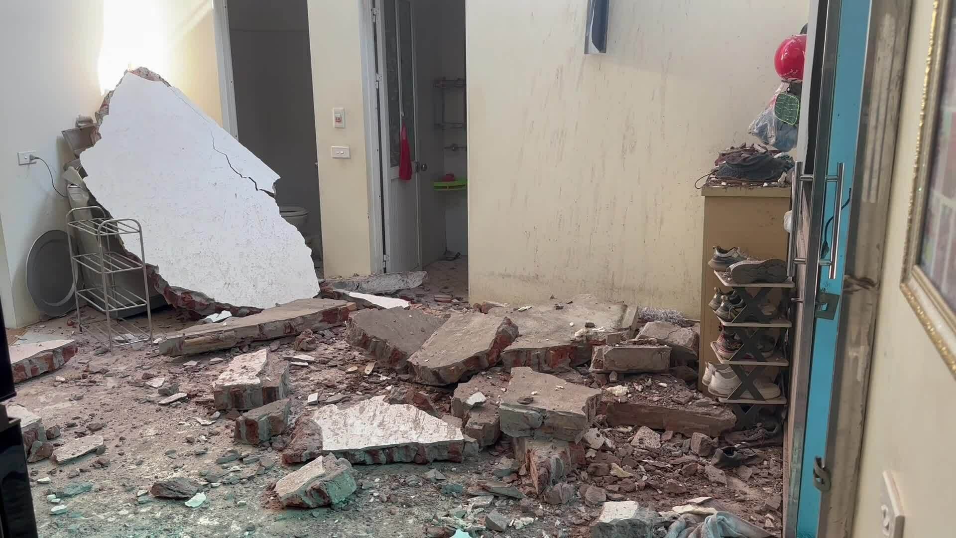 Cần cẩu đổ sập nhà, hai cháu bé thoát nạn