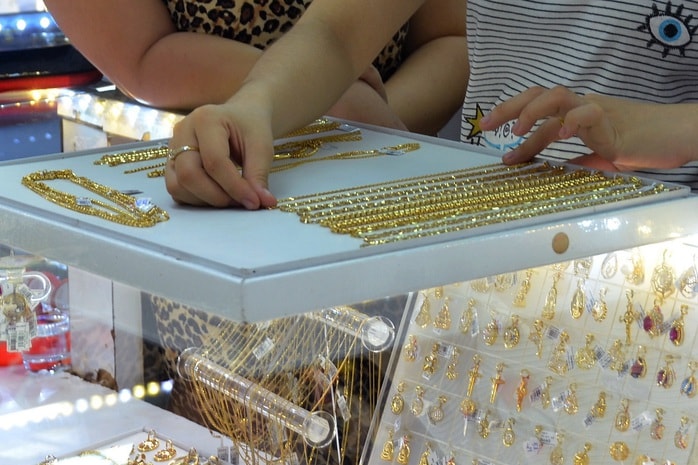 Giá vàng hôm nay 15-11: Giá vàng thế giới "bốc hơi" 118 USD - Ảnh 1.