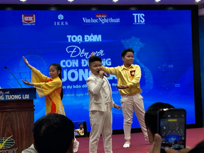 Từ tọa đàm đến cuộc thi viết "Con đường tương lai"   - Ảnh 3.