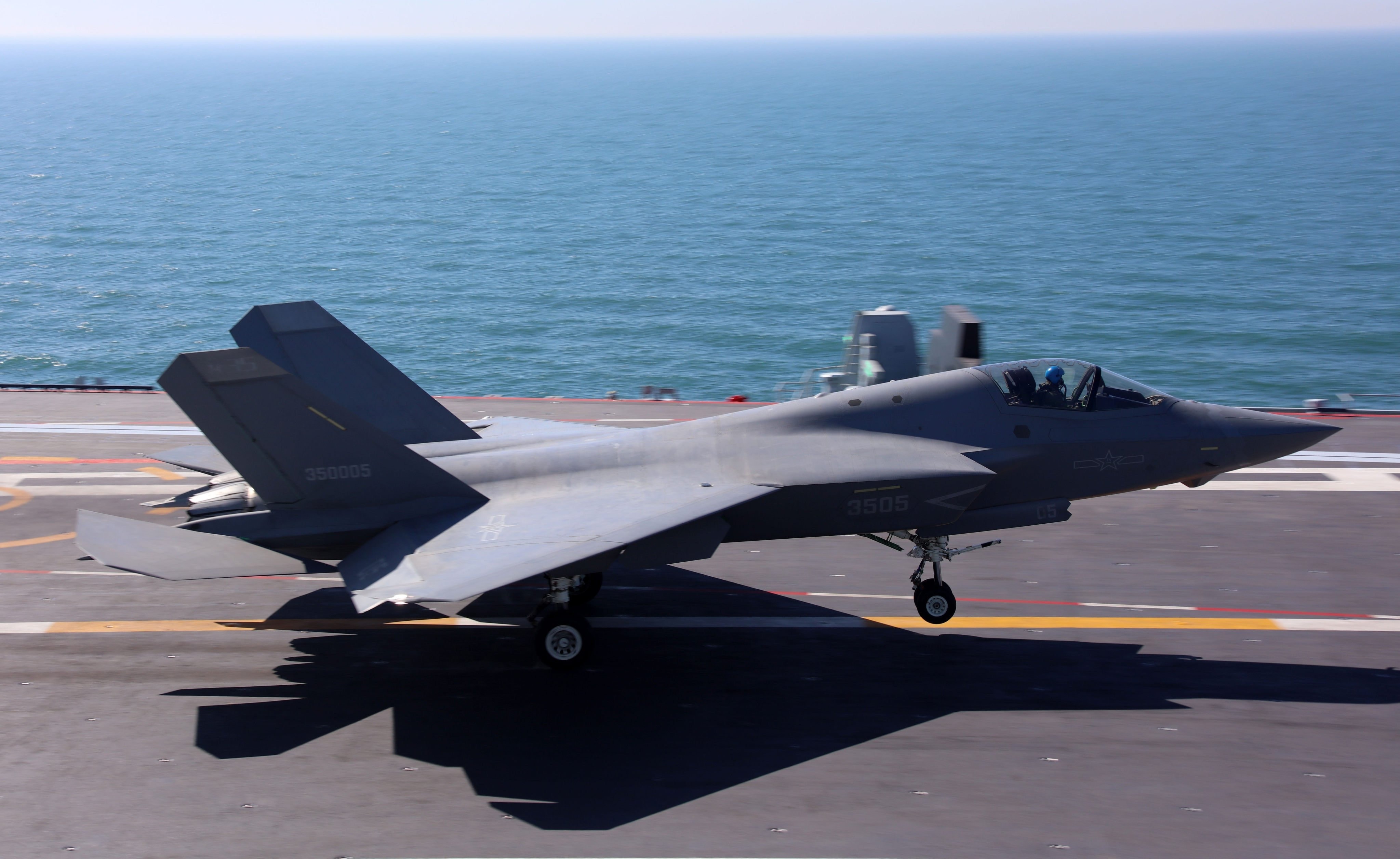 Máy bay chiến đấu thế hệ thứ năm J-35 trên tàu Phúc Kiến. Ảnh SCMP