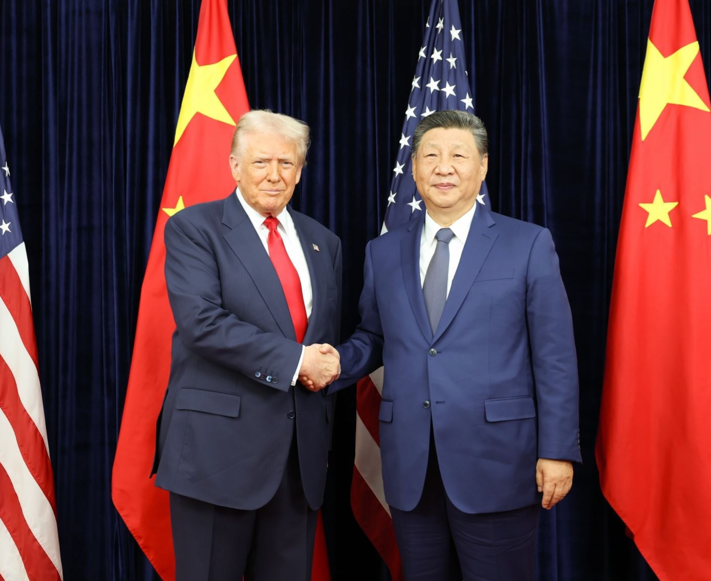 Tổng thống Mỹ Donald Trump (trái) và Chủ tịch Trung Quốc Tập Cận Bình tại cuộc gặp ở Busan, Hàn Quốc. (Ảnh: Tân Hoa Xã)