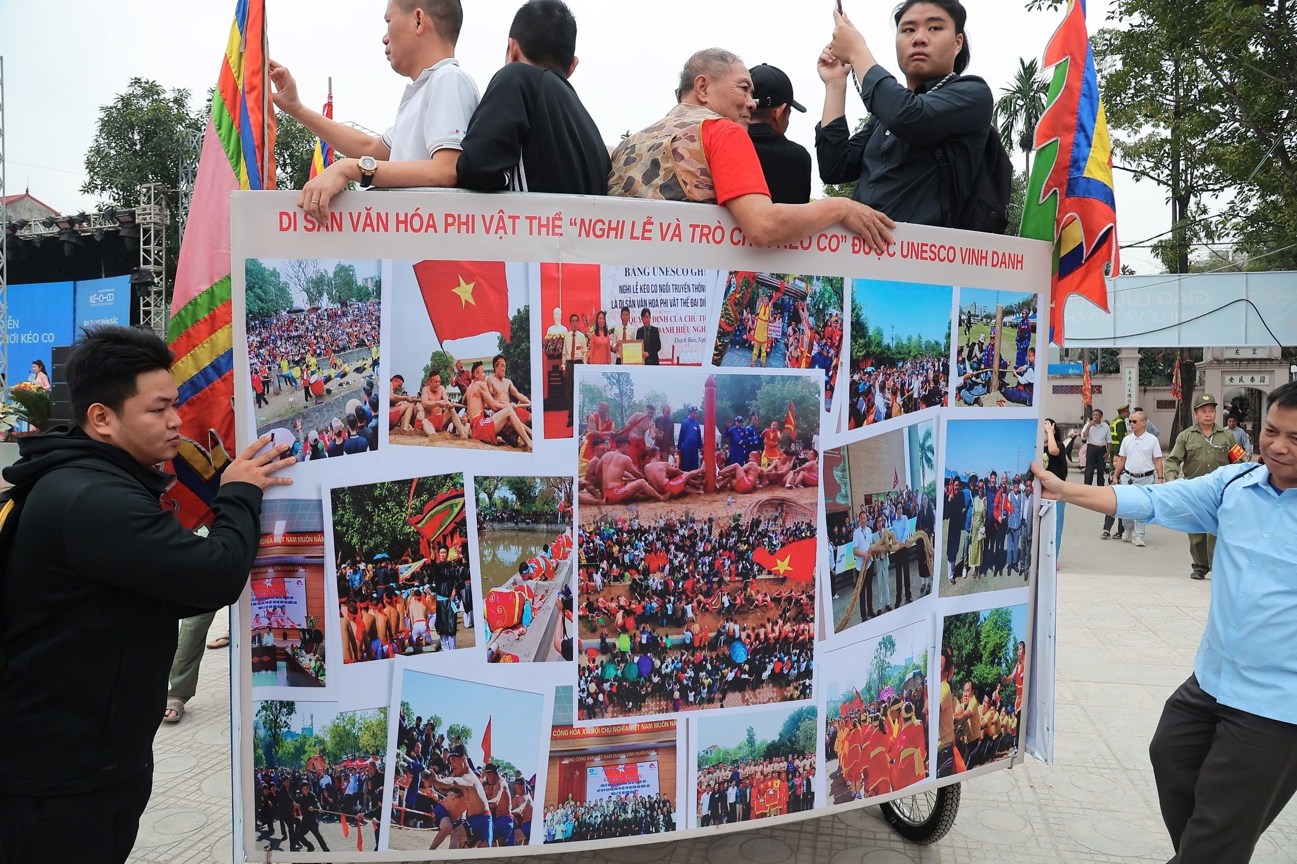 Nghi lễ và trò chơi kéo co là thực hành văn hóa ở nhiều nơi trên thế giới. Ở châu Á, đặc biệt là ở các vùng văn minh nông nghiệp có lịch sử lâu đời như Đông Bắc và Đông Nam Á, kéo co thường diễn ra vào mùa xuân, thời điểm khởi đầu cho một chu kỳ canh tác mới.