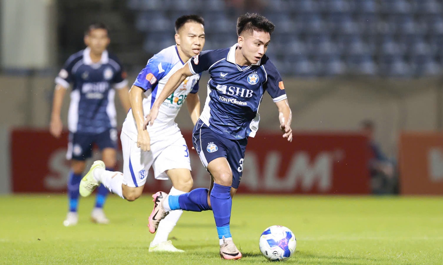 Sông Lam Nghệ An đấu với Đà Nẵng ở vòng 1/8 Cúp Quốc gia. (Ảnh: VPF)