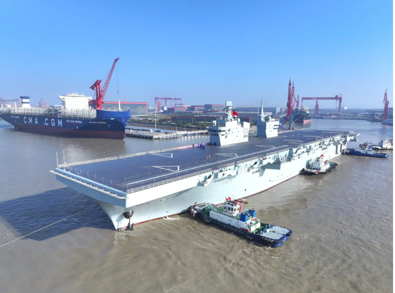 Tàu đổ bộ tấn công Type 076 Tứ Xuyên rời bến với sự hỗ trợ của tàu kéo tại Thượng Hải. Ảnh: Truyền thông Nhà nước Trung Quốc