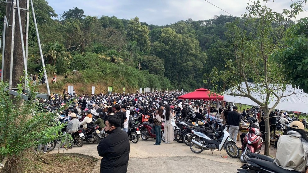 Tắc dài dòng khách xếp hàng mua vé vào Vườn Quốc gia Ba Vì  - 3