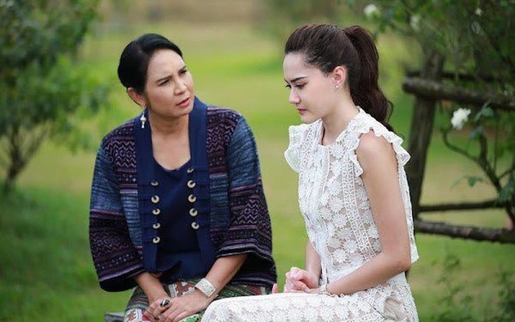 Giỗ bố, mẹ chồng trao vàng cho chị dâu, còn tôi nhận món đồ đáng xấu hổ - 1