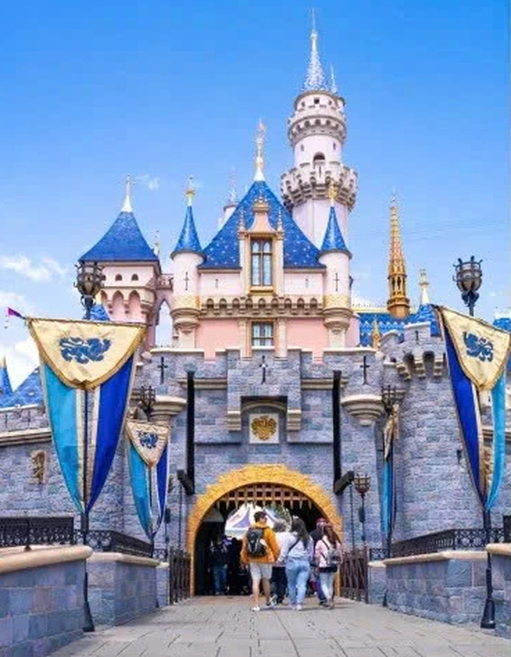 Vòng khói đen kỳ lạ trên bầu trời khiến du khách ngỡ UFO xuất hiện - 2 Vòng khói đen kỳ lạ trên bầu trời khiến du khách ngỡ UFO xuất hiện - 2