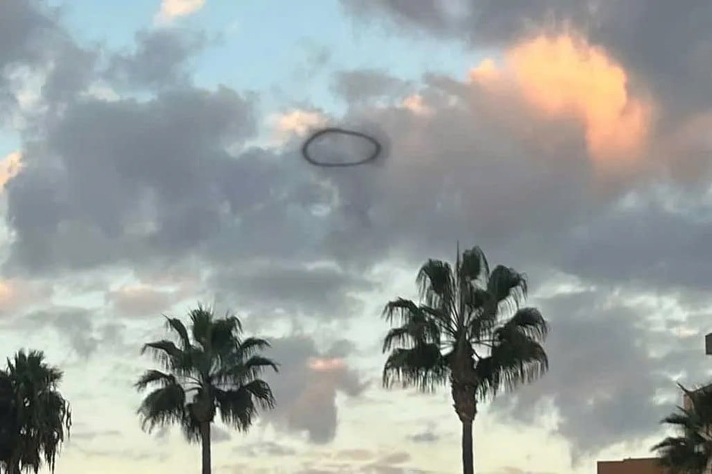 Vòng khói đen kỳ lạ trên bầu trời khiến du khách ngỡ UFO xuất hiện - 1 Vòng khói đen kỳ lạ trên bầu trời khiến du khách ngỡ UFO xuất hiện - 1