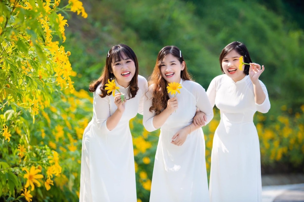 Tắc dài dòng khách xếp hàng mua vé vào Vườn Quốc gia Ba Vì  - 4