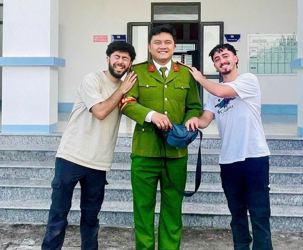 Cuộc gặp tình cờ giúp du khách nước ngoài tìm lại túi tiền rơi tại Việt Nam - 2 Cuộc gặp tình cờ giúp du khách nước ngoài tìm lại túi tiền rơi tại Việt Nam - 2