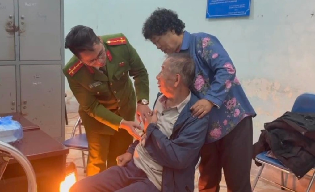 Khoảnh khắc vỡ oà khách Trung Quốc đi lạc gặp lại vợ tại Sa Pa - 1