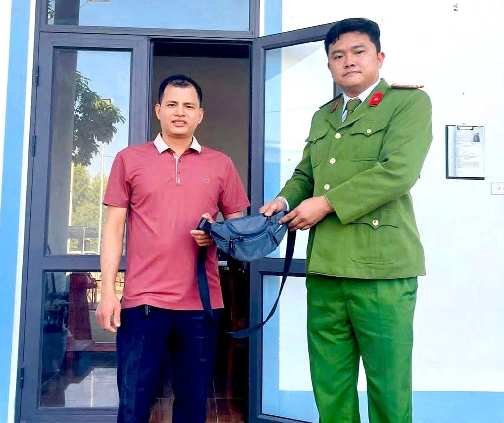 Cuộc gặp tình cờ giúp du khách nước ngoài tìm lại túi tiền rơi tại Việt Nam - 1 Cuộc gặp tình cờ giúp du khách nước ngoài tìm lại túi tiền rơi tại Việt Nam - 1