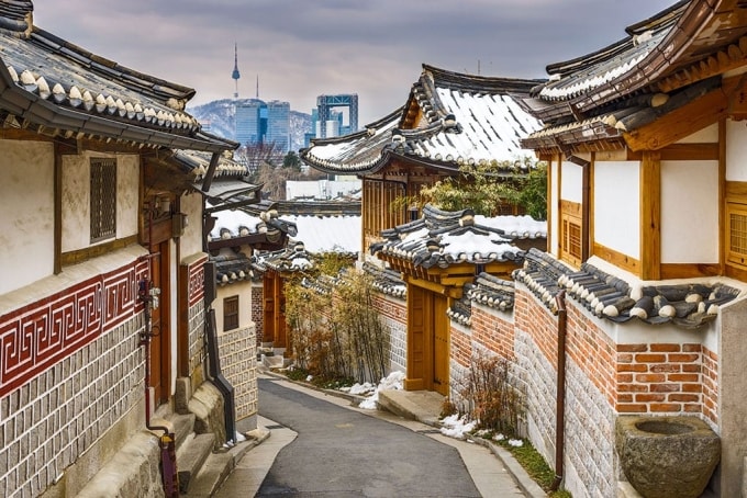 Tuyết đọng trên các mái nhà tại làng cổ Buchon Hanok, Seoul vào mùa đông. Ảnh: Travel drafts