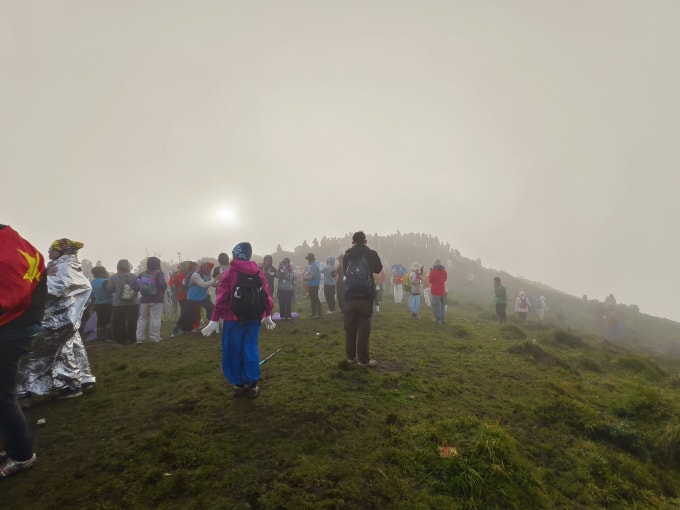 Du khách check in đỉnh Lùng Cúng sáng 16/11. Ảnh: Nguyễn Trọng Cung