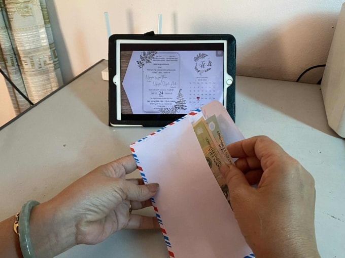 Một người phụ nữ ở Hà Nội trả nợ cưới bạn khi được nhận thiệp online. Ảnh: Quỳnh Nguyễn