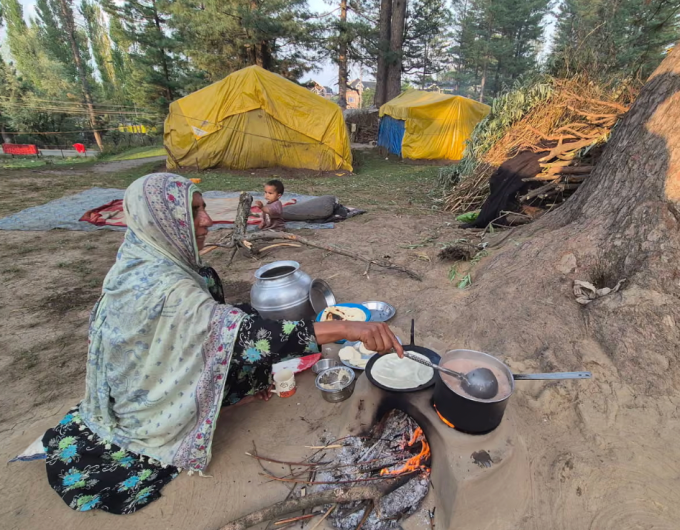 Saira Begum, bà đỡ, ở vùng núi rừng Kashmir, Ấn Độ. Ảnh: Guardian