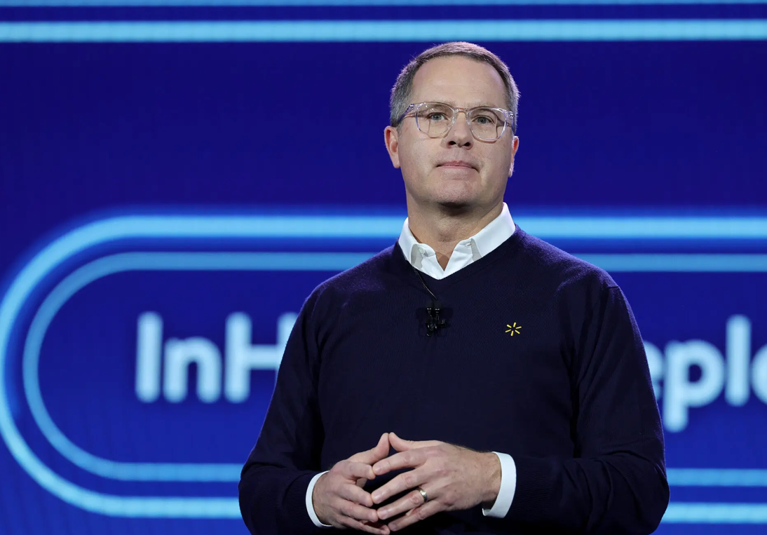 CEO Walmart Doug McMillon trong buổi họp báo vào tháng 1/2025. Ảnh NY Times