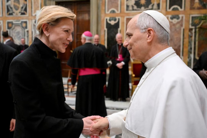 Giáo hoàng Leo XIV bắt tay diễn viên Cate Blanchett tại Hội trường Sala Clementina (Vatican). Ảnh: Reuters