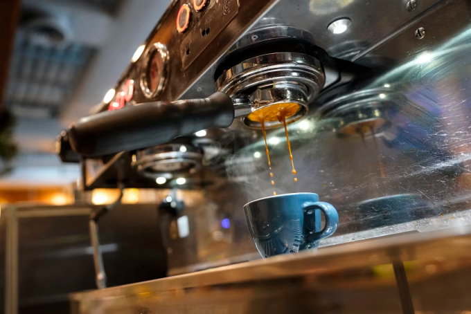 Cà phê được pha chế tại cửa hàng Vigilante Coffee ở College Park, Maryland, Mỹ. Ảnh: AP