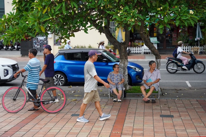 Đi bộ hay đạp xe đều là những bài tập giúp giảm mỡ gan hiệu quả. Ảnh: Nguyễn Đông