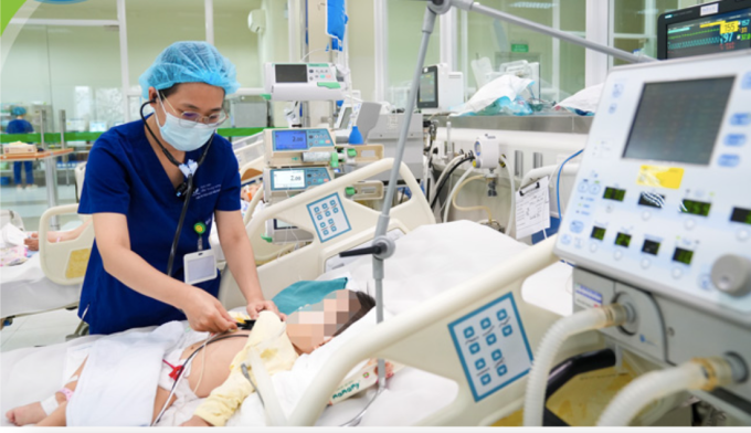 Bệnh nhi đang được điều trị tại Bệnh viện Nhi Trung ương. Ảnh: Bệnh viện cung cấp