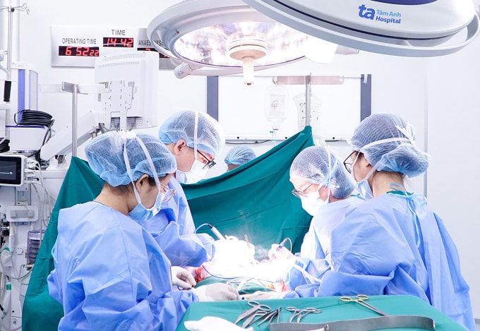 Các bác sĩ phẫu thuật đoạn nhũ kết hợp tái tạo ngực tức thì cho người bệnh ung thư vú. Ảnh: Bệnh viện Đa khoa Tâm Anh