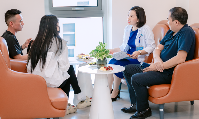 Bác sĩ Sim thăm khám, tư vấn cho các cặp đôi. Ảnh: Thu Trang