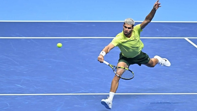 Alcaraz bắt vô-lê ở trận gặp Auger-Aliassime, tại nhà thi đấu Inalpi Arena, Turin, Italy hôm 15/11. Ảnh: Reuters
