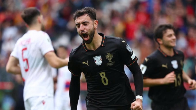 Bruno Fernandes (trái) mừng bàn thắng cho Bồ Đào Nha trước Armenia trên sân Dragao, thành phố Porto, Bồ Đào Nha, lượt cuối bảng F vòng loại World Cup 2026 ngày 16/11/2025. Ảnh: Record