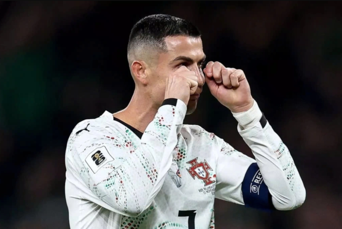Ronaldo giả khóc để giễu đối thủ trong trận Bồ Đào Nha thua Ireland trên sân Aviva, thành phố Dublin, Ireland, lượt áp chót bảng F vòng loại khu vực châu Âu, World Cup 2026 tối 13/11/2025. Ảnh: INPHO