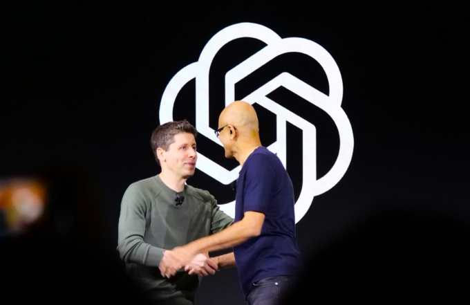 CEO OpenAi Sam Altman (trái) bắt tay CEO Microsoft Satya Nadella tại sự kiện OpenAI DevDay ở San Francisco năm 2023. Ảnh: GeekWire