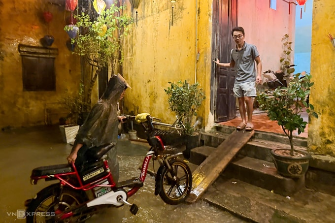 Người dân vội di chuyển tài sản để tránh hư hại. Ảnh: Cường Art