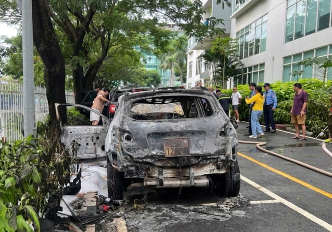 Ôtô 5 chỗ đậu trong chung cư bị cháy trơ khung. Ảnh: Đình Văn