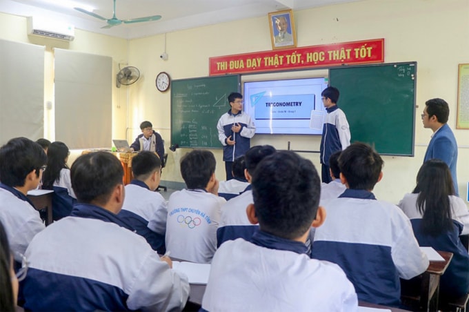 Giờ học Toán bằng tiếng Anh của học sinh lớp 10 trường THPT chuyên Hà Tĩnh. Ảnh: Hùng Lê