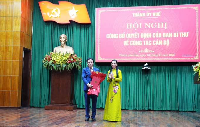 Bà Bùi Thị Quỳnh Vân, Phó trưởng Ban Tổ chức Trung ương, trao quyết định, tặng hoa chúc mừng ông Nguyễn Khắc Toàn, sáng 16/11. Ảnh: Vạn An