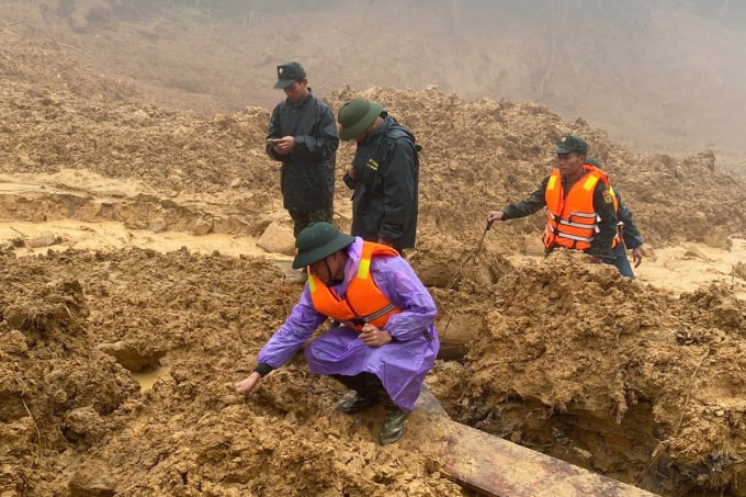 Lực lượng quân đội tìm kiếm các nạn nhân tại hiện trường vụ sạt lở. Ảnh: Hà Trúc