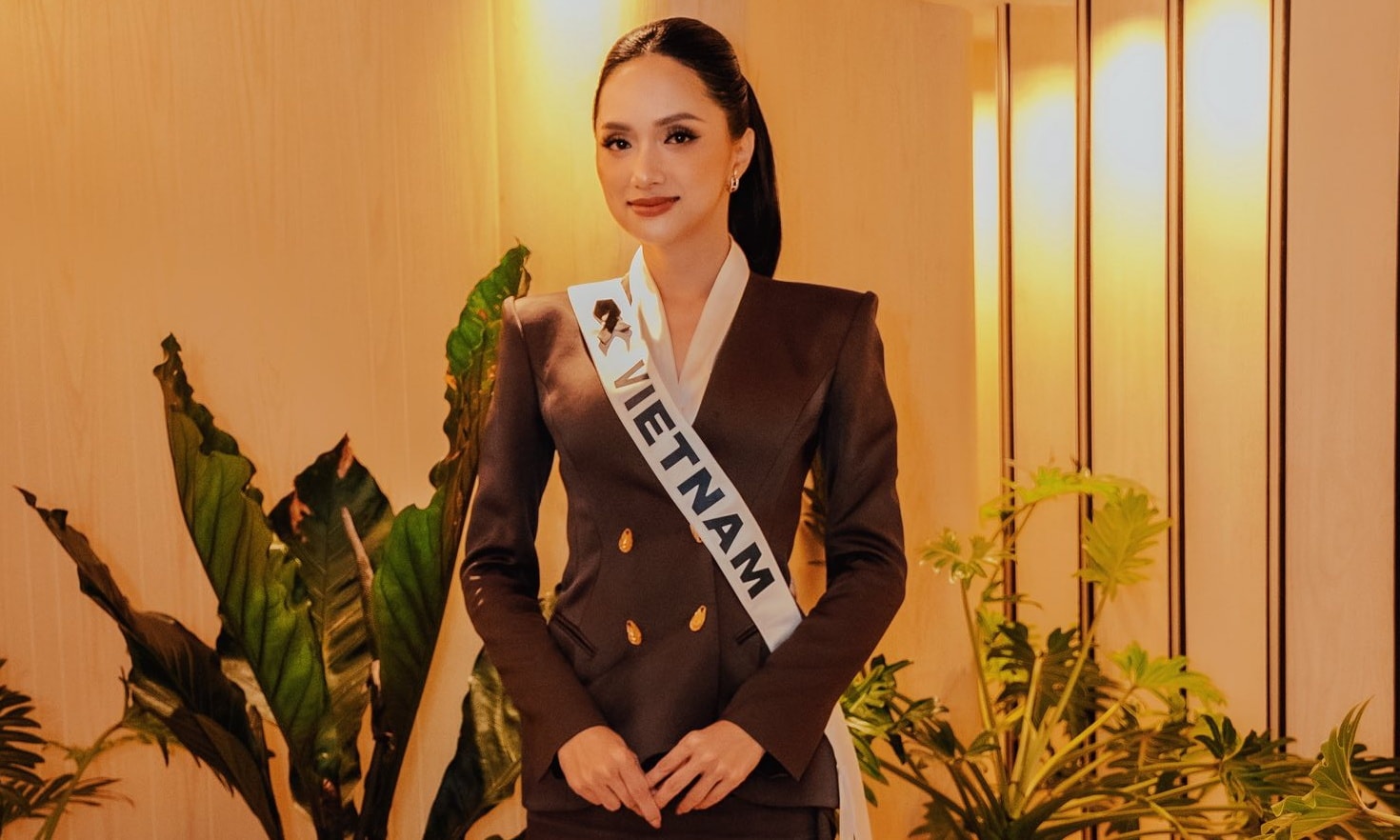 Hương Giang phỏng vấn kín tại Miss Universe