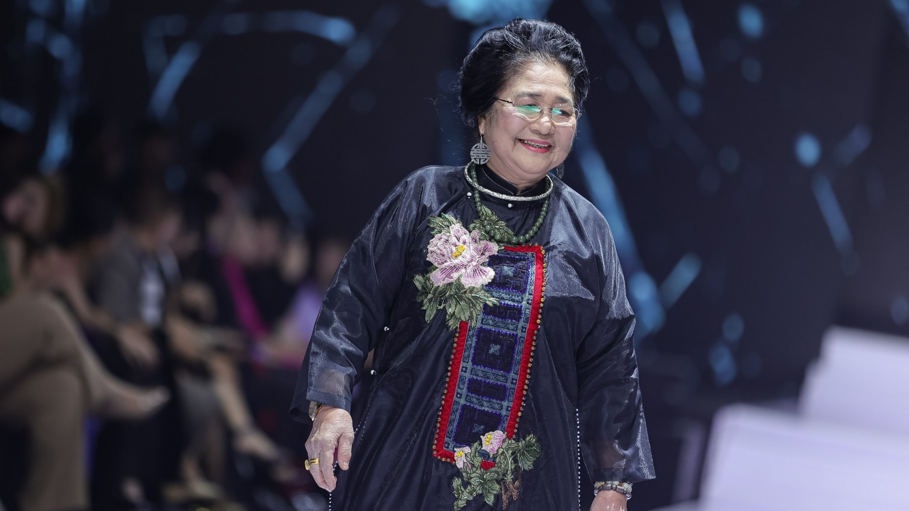 Nghệ sĩ Kim Xuyến và sao Việt catwalk show Cao Minh Tiến