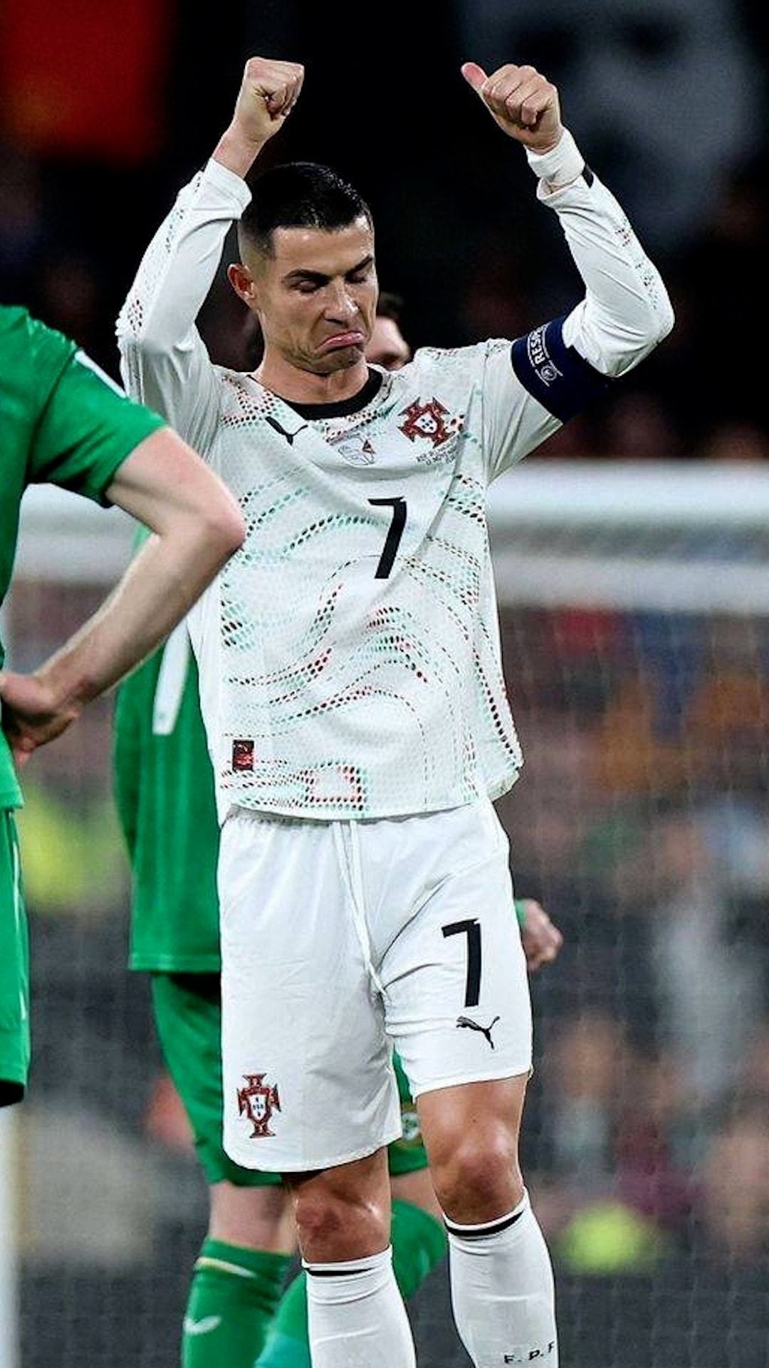 Ronaldo nhận thẻ đỏ