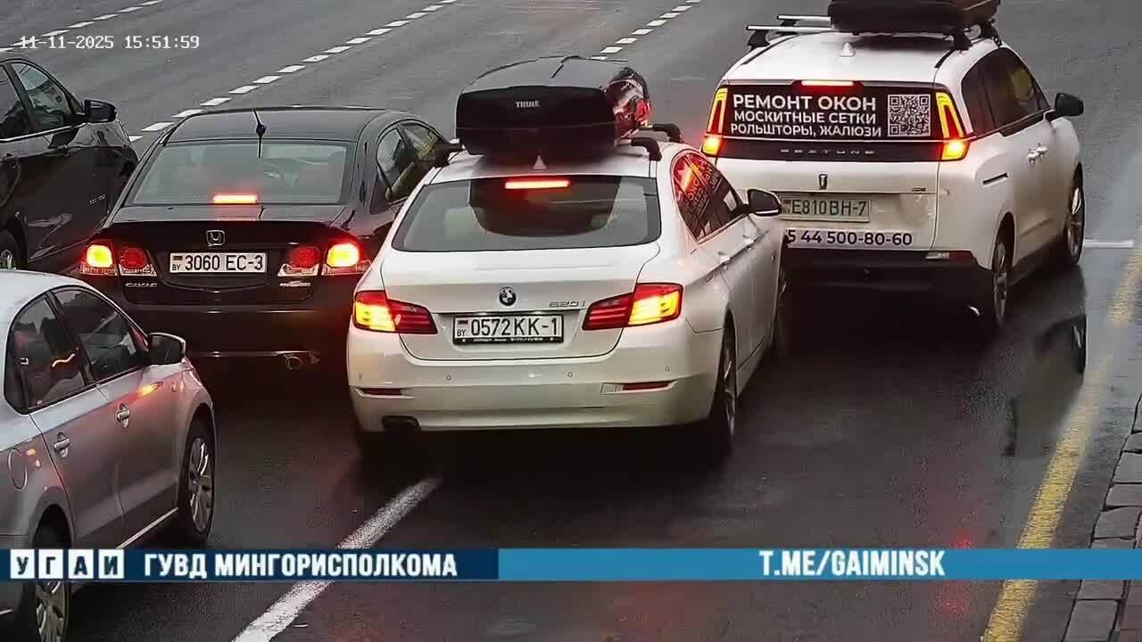 Ôtô lách qua xe dừng đèn đỏ, lao như điên đâm 7 xe khác