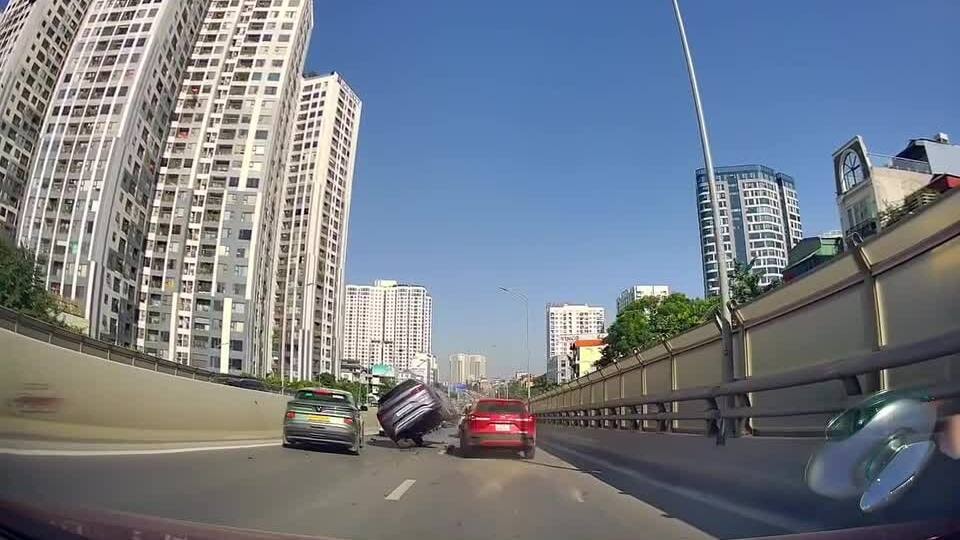 SUV mất kiểm soát và 'leo' lên xe khác trên đường