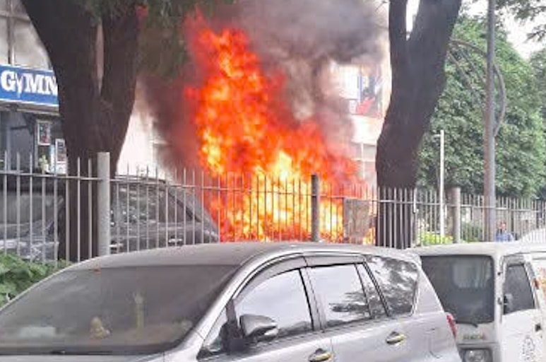 Cháy ôtô đỗ trong chung cư ở TP HCM