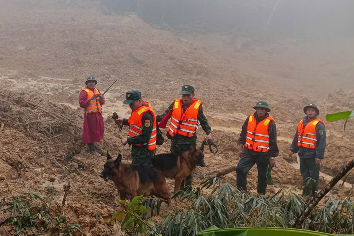 Khó khăn tìm kiếm 3 nạn nhân nghi bị vùi lấp sau sạt lở đất đá