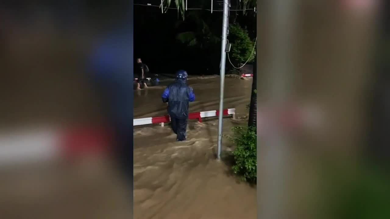 Mưa lớn làm ngập đường sắt, nhiều tàu phải dừng chạy